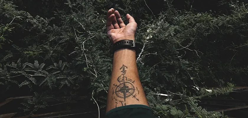 Tatuaggio a bussola sul braccio