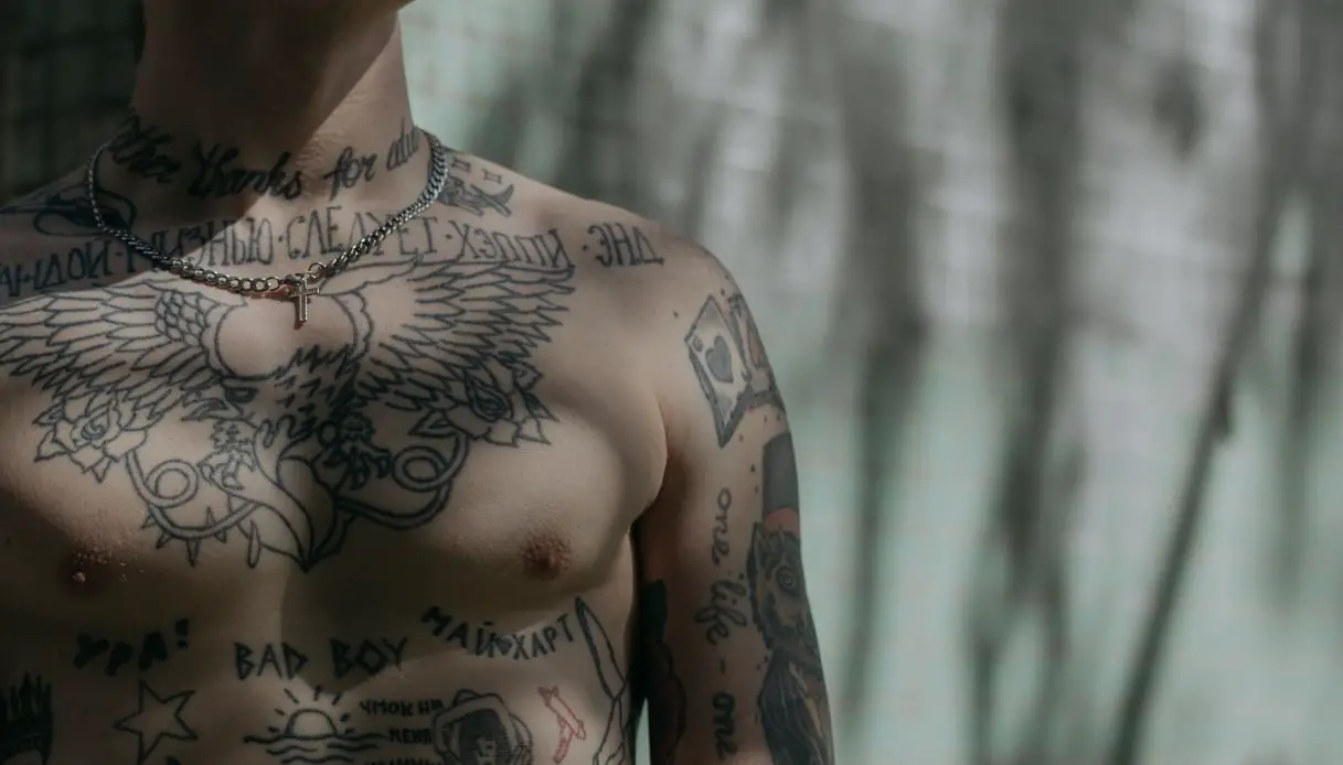 uomo a petto nudo prima della rimozione tatuaggio