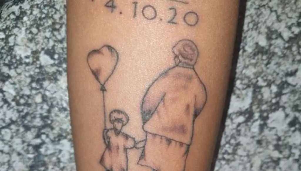 tatuaggi nonni nipoti con bimbo e donna anziana mano nella mano