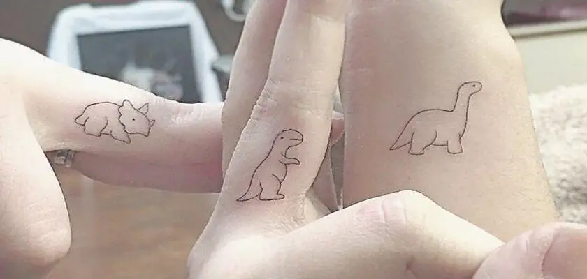 Dita tatuate con tatuaggi uomo a forma di piccolo animale