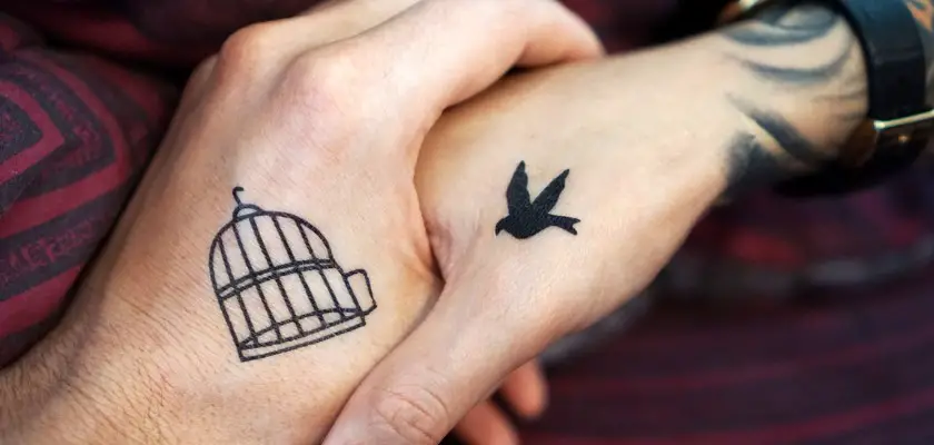 Due tatuaggi piccoli sulle mani