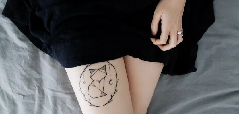 Ragazza che mostra uno dei suoi tatuaggi piccoli situato sulla gamba destra