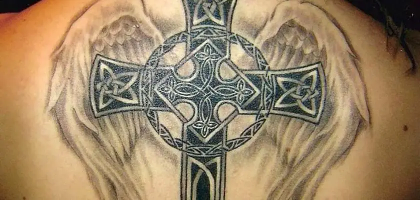 Tatuaggio a croce situato sulla spalla