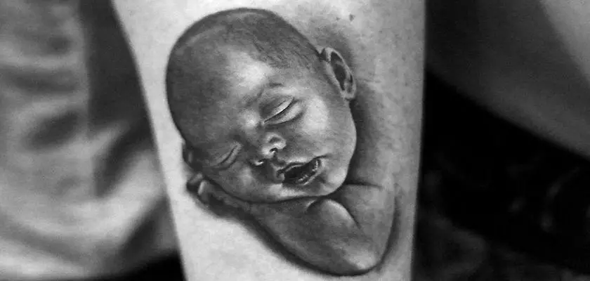 Tatuaggio che ritrae un neonato