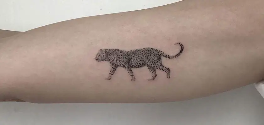 Tatuaggio con piccolo leopardo