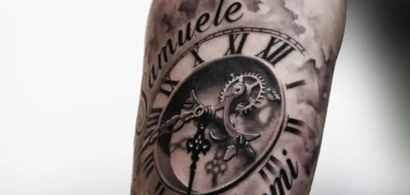 Tatuaggio realistico, effettuato sul braccio, che ritrae l’interno di un orologio Romano – Tatuaggi realistici