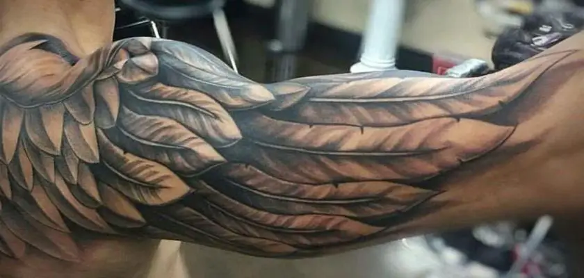 Uomo che mostra il suo braccio destro tatuato