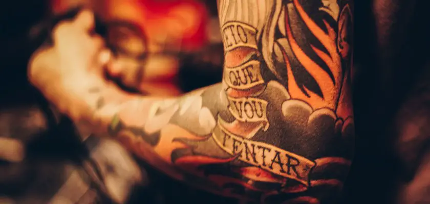 Braccio da uomo completamente tatuato