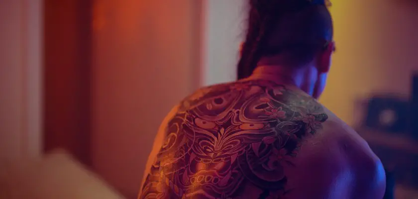 Spalla di un uomo completamente tatuata con un grande tatuaggio giapponese