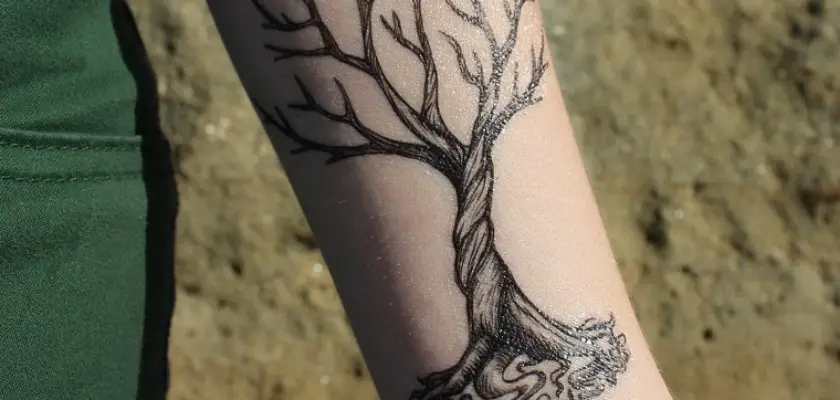 Tatuaggio albero sul braccio sinistro