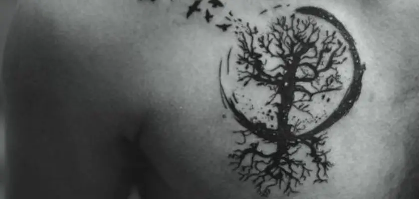 Tatuaggio albero sulla spalla
