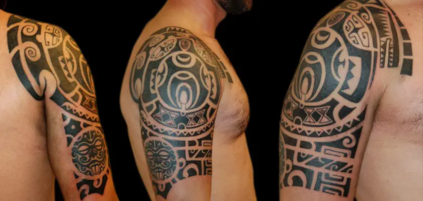 Tre uomini con diversi tatuaggi braccio