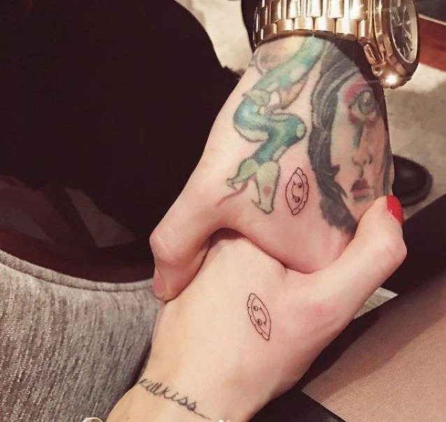 I tatuaggi di Fedez sulle mani