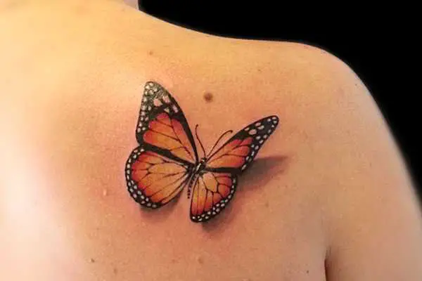 tatuaggio con farfalla