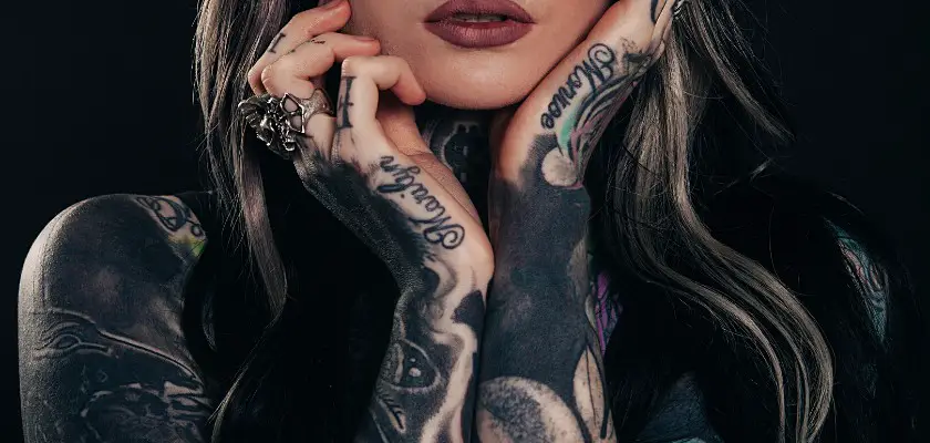 Bella ragazza completamente tatuata con dei tatuaggi romani