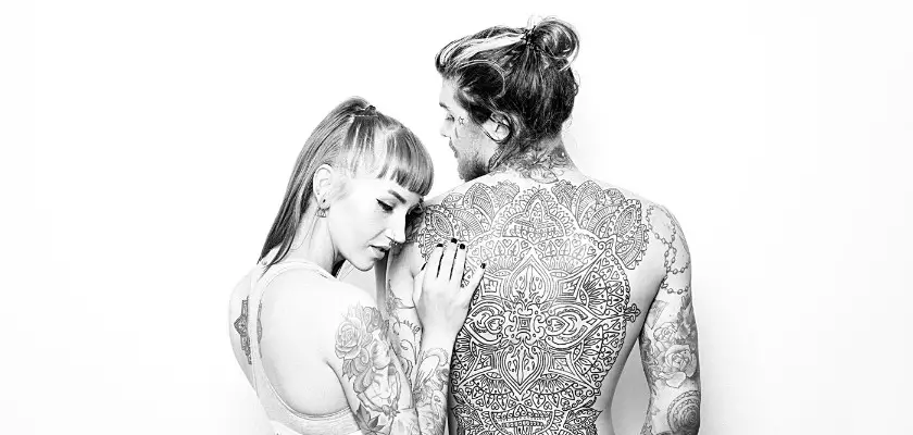 Foto in (bianco e nero) di una coppia con i tatuaggi