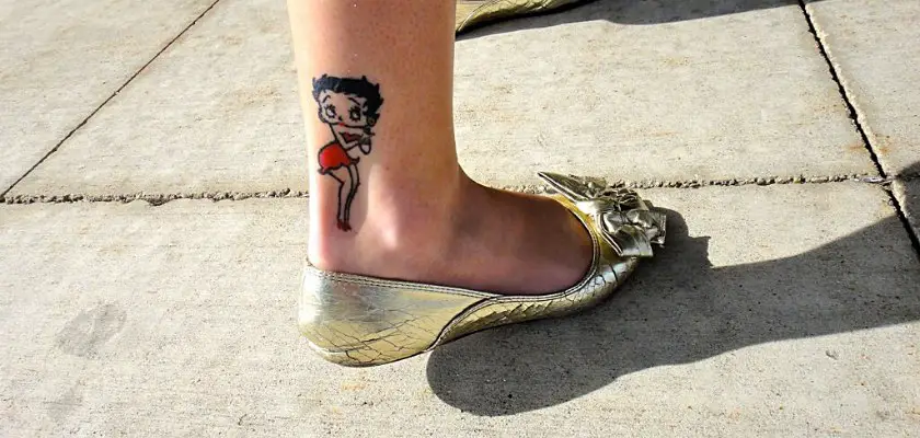 Piede da donna con un tatuaggio sulla caviglia – Bellissimi tatuaggi caviglia