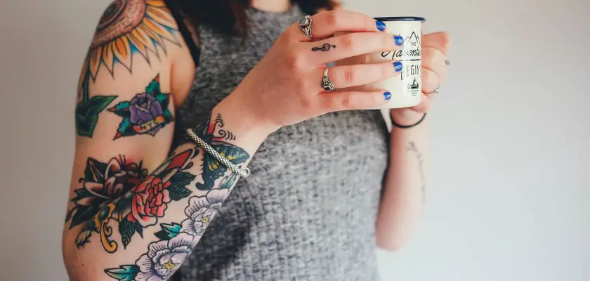 Ragazza che stringe sulle mani una tazza da Tè – Tatuaggio con Significato