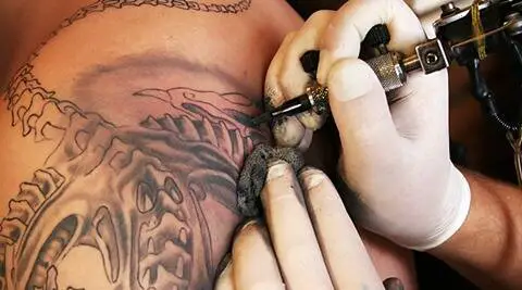 Curare un tatuaggio: cosa non fare