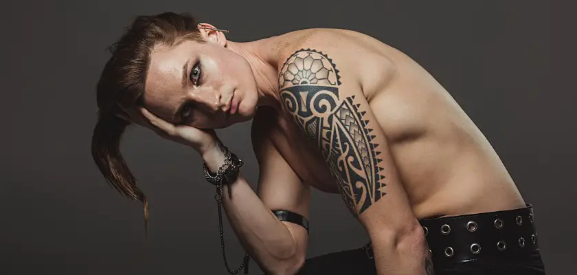 Uomo senza maglietta con un tatuaggio sul braccio sinistro – Stili tatuaggi