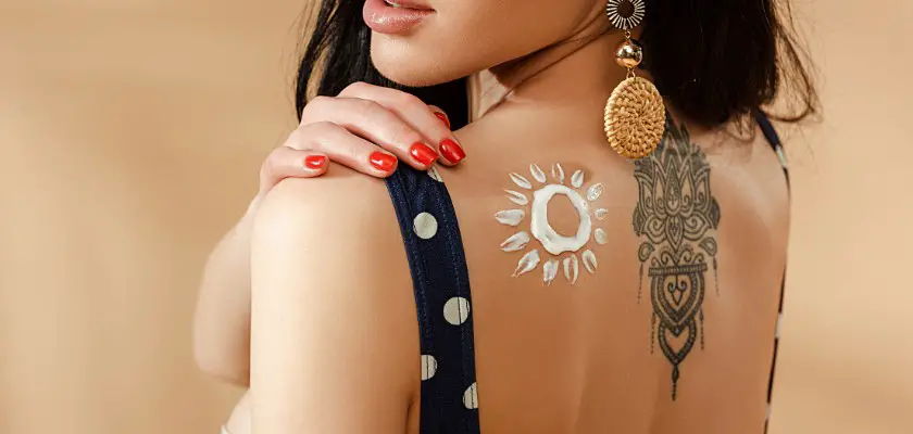 Vista posteriore di una spalla da donna tatuata
