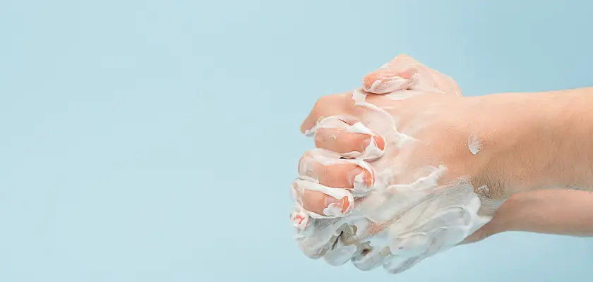 Vista ritagliata di un uomo che si lava le mani con il sapone