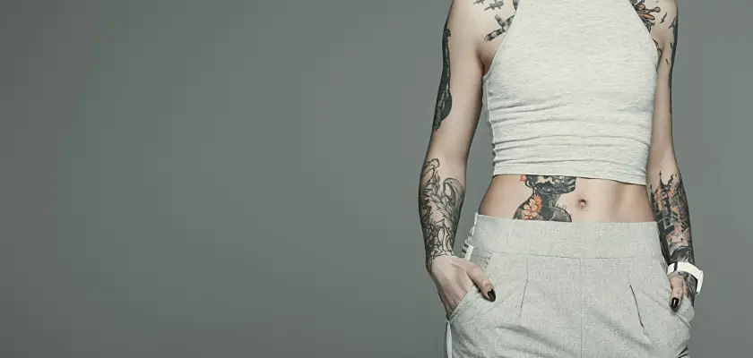 Attraente ragazza tatuata in abbigliamento sportivo